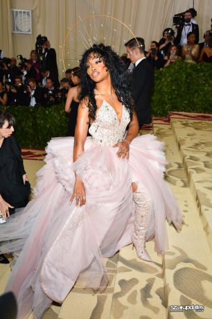 07.05 - Met Gala 2018, com o tema “Heavenly Bodies: Fashion and the Catholic Imagination”, realizado em NY.