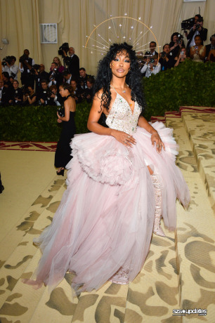 07.05 - Met Gala 2018, com o tema “Heavenly Bodies: Fashion and the Catholic Imagination”, realizado em NY.