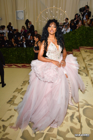 07.05 - Met Gala 2018, com o tema “Heavenly Bodies: Fashion and the Catholic Imagination”, realizado em NY.