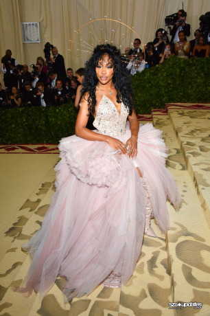 07.05 - Met Gala 2018, com o tema “Heavenly Bodies: Fashion and the Catholic Imagination”, realizado em NY.