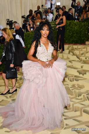07.05 - Met Gala 2018, com o tema “Heavenly Bodies: Fashion and the Catholic Imagination”, realizado em NY.