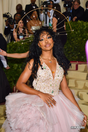 07.05 - Met Gala 2018, com o tema “Heavenly Bodies: Fashion and the Catholic Imagination”, realizado em NY.