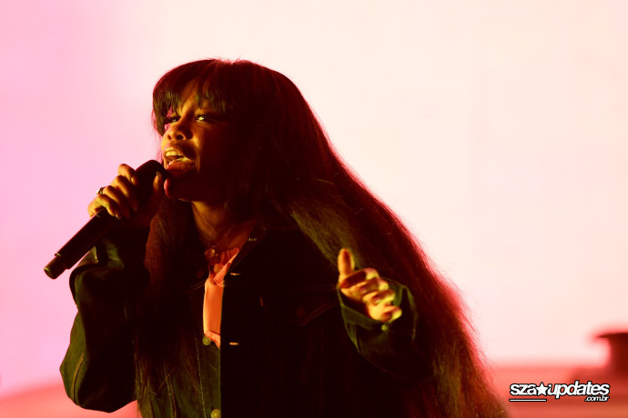 13.04 - Apresentação de SZA durante o Coachella Valley Music and Arts Festival, em Indio, CA..