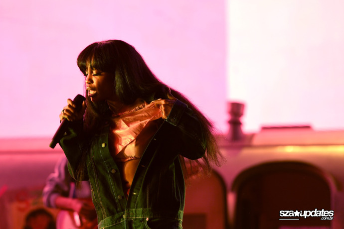 13.04 - Apresentação de SZA durante o Coachella Valley Music and Arts Festival, em Indio, CA..