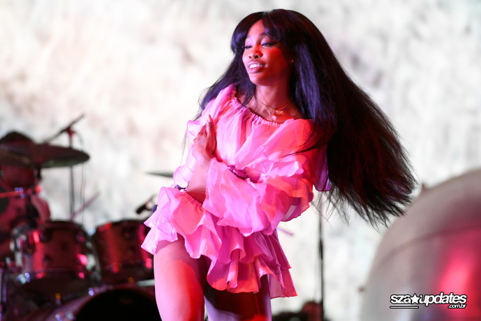 13.04 - Apresentação de SZA durante o Coachella Valley Music and Arts Festival, em Indio, CA..
