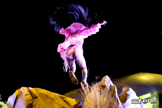 13.04 - Apresentação de SZA durante o Coachella Valley Music and Arts Festival, em Indio, CA..