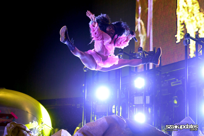 13.04 - Apresentação de SZA durante o Coachella Valley Music and Arts Festival, em Indio, CA..