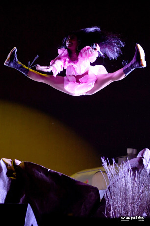 13.04 - Apresentação de SZA durante o Coachella Valley Music and Arts Festival, em Indio, CA..