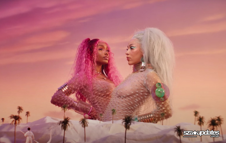 2021 - SZA e Doja Cat em um ensaio fotográfico do single “Kiss Me More”