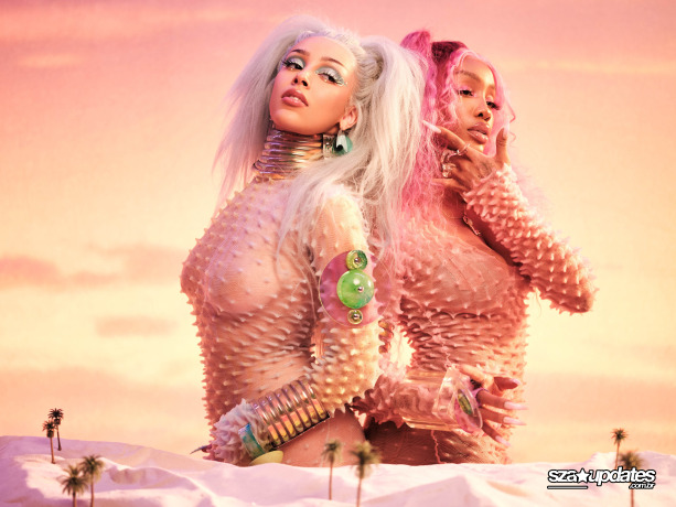 2021 - SZA e Doja Cat em um ensaio fotográfico do single “Kiss Me More”