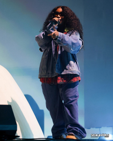 18.04 - SZA e Justin Bieber se apresentam no Coachella.