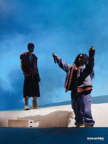 18.04 - SZA e Justin Bieber se apresentam no Coachella.