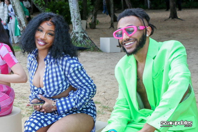 09.03 - Após o desfile da Jacquemus, SZA e Victor Cruz posam fazendo o gesto “shaka”.