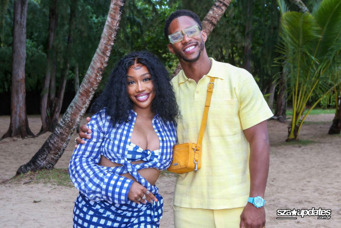 09.03 - Após o desfile da Jacquemus, SZA e Victor Cruz posam fazendo o gesto “shaka”.