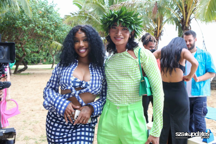 09.03 - Após o desfile da Jacquemus, SZA e Victor Cruz posam fazendo o gesto “shaka”.