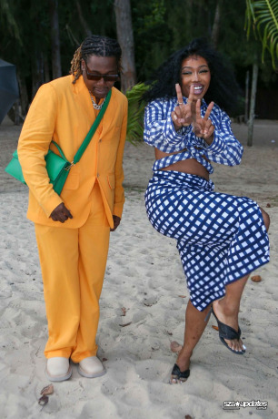 09.03 - Após o desfile da Jacquemus, SZA e Victor Cruz posam fazendo o gesto “shaka”.