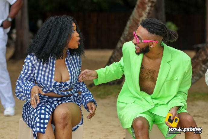 09.03 - Após o desfile da Jacquemus, SZA e Victor Cruz posam fazendo o gesto “shaka”.