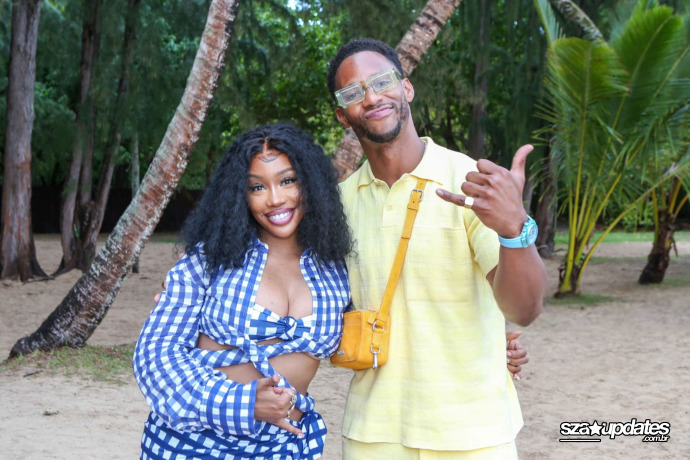 09.03 - Após o desfile da Jacquemus, SZA e Victor Cruz posam fazendo o gesto “shaka”.