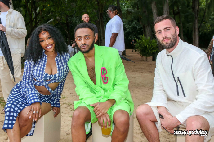 09.03 - Após o desfile da Jacquemus, SZA e Victor Cruz posam fazendo o gesto “shaka”.