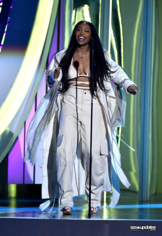17.11 - SZA durante o Soul Train Awards 2018, realizado na Orleans Arena.