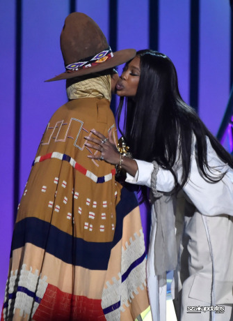 17.11 - SZA durante o Soul Train Awards 2018, realizado na Orleans Arena.