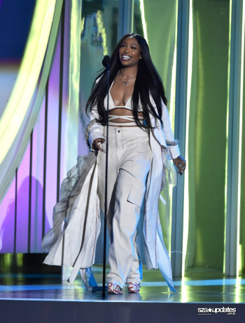 17.11 - SZA durante o Soul Train Awards 2018, realizado na Orleans Arena.