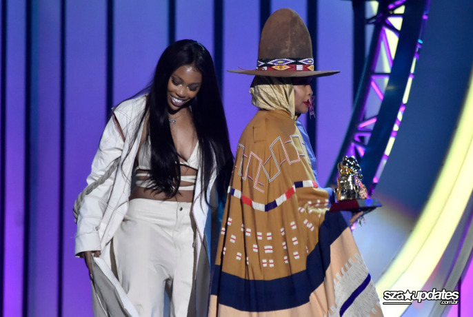 17.11 - SZA durante o Soul Train Awards 2018, realizado na Orleans Arena.