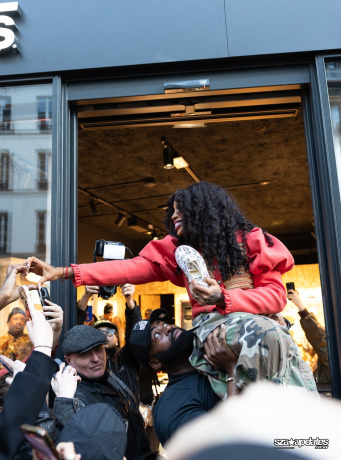 22.01 - Encontro de fãs no Vans Le Marais Store em Paris.
